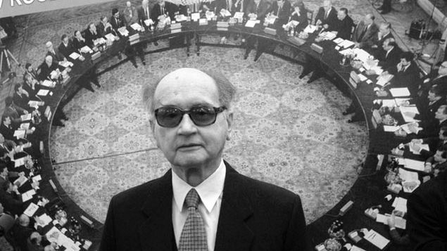 Na zdjęciu arch. z 06.04.2004 r. b. prezydent gen. Wojciech Jaruzelski podczas uroczystości XV Rocznicy Okrągłego Stołu.