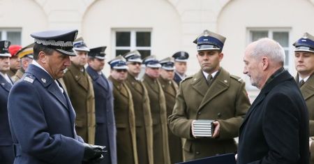 Szef MON wręczył nominacje na wysokie stanowiska 57 oficerom