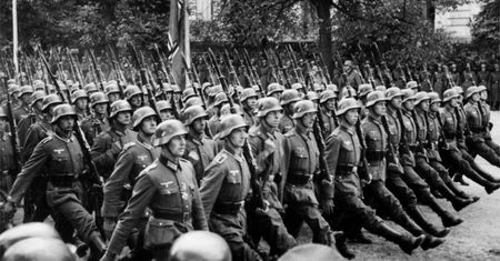 Kampania sierpniowa - dlaczego Adolf Hitler odłożył atak na Polskę?