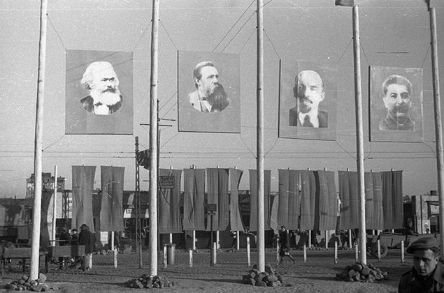 Dekoracje propagandowe na ulicach Warszawy, z okazji zjazdu zjednoczeniowego PPR i PPS.