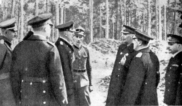 Kapitulacja Helu. Admirał Hubert von Schmundt (trzeci z lewej) i Admirał Józef Unrug (trzeci z prawej)