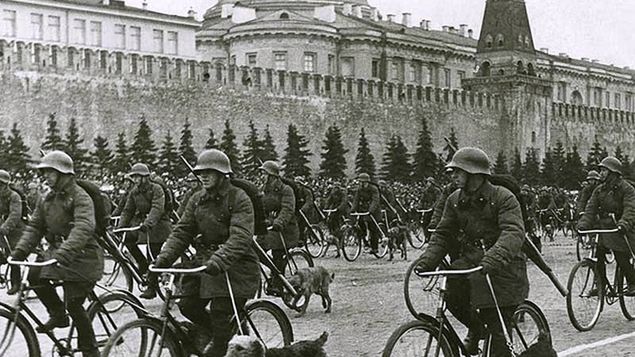 Żołnierze Armii Czerwonej na defiladzie z psami przeciwpancernymi na Placu Czerwonym w Moskwie w 1938 r.