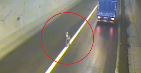 Samotny 4-latek biegł tunelem szybkiego ruchu. Cudem przeżył