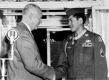 Hiroshi Miyamura odbiera Medal Honoru od prezydenta USA Dwighta Eisenhowera, 27 października 1953 r. 