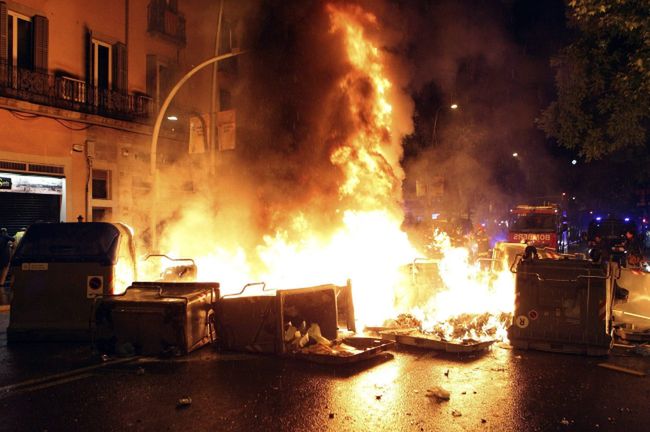 Zamieszki w Barcelonie trwają już trzecią noc