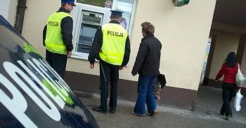 Rumuni zatrzymani, jak okradali kolejny bankomat