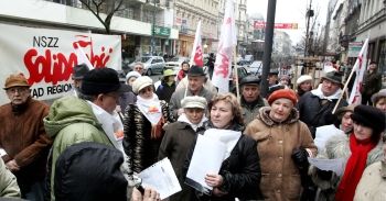 Emeryci i renciści mają dość biedy