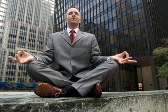 Wysocy i łysi zarabiają więcej. Dlaczego?