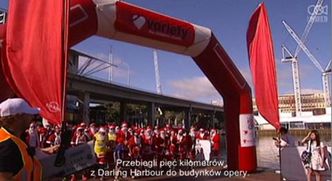 Mikołaje biegną, żeby zebrać pieniądze dla potrzebujących dzieci
