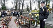 Kwiaty i znicze na grobie rodziców Jana Pawła II