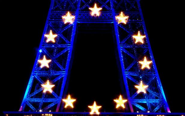 Unijne gwiazdki na Wieży Eiffla (Fot. Flickr/ y.caradec/Lic. CC by-sa)