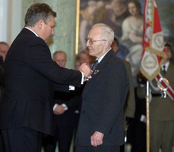 Prezydent odznaczył więźniów obozów śmierci