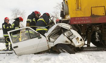 Kierowca fiata zginął pod kołami pociągu