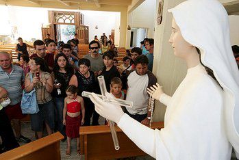 Duchowni badają ruszającą się figurę Matki Boskiej