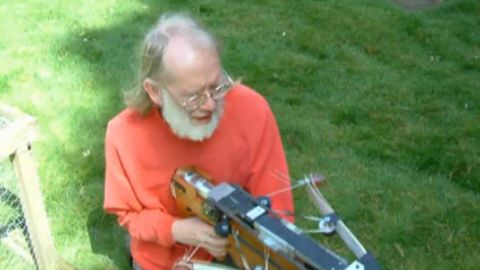 "Dziwny" staruszek skonstruował automatyczną, elektryczną kuszę (wideo) 1