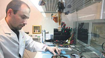 Tomasz Kemona z katowickiej firmy Mediarecovery odzyskuje dane z dysku