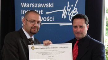 Prezes The European Financial Planning Association wręcza certyfikat doradcy Xelion.