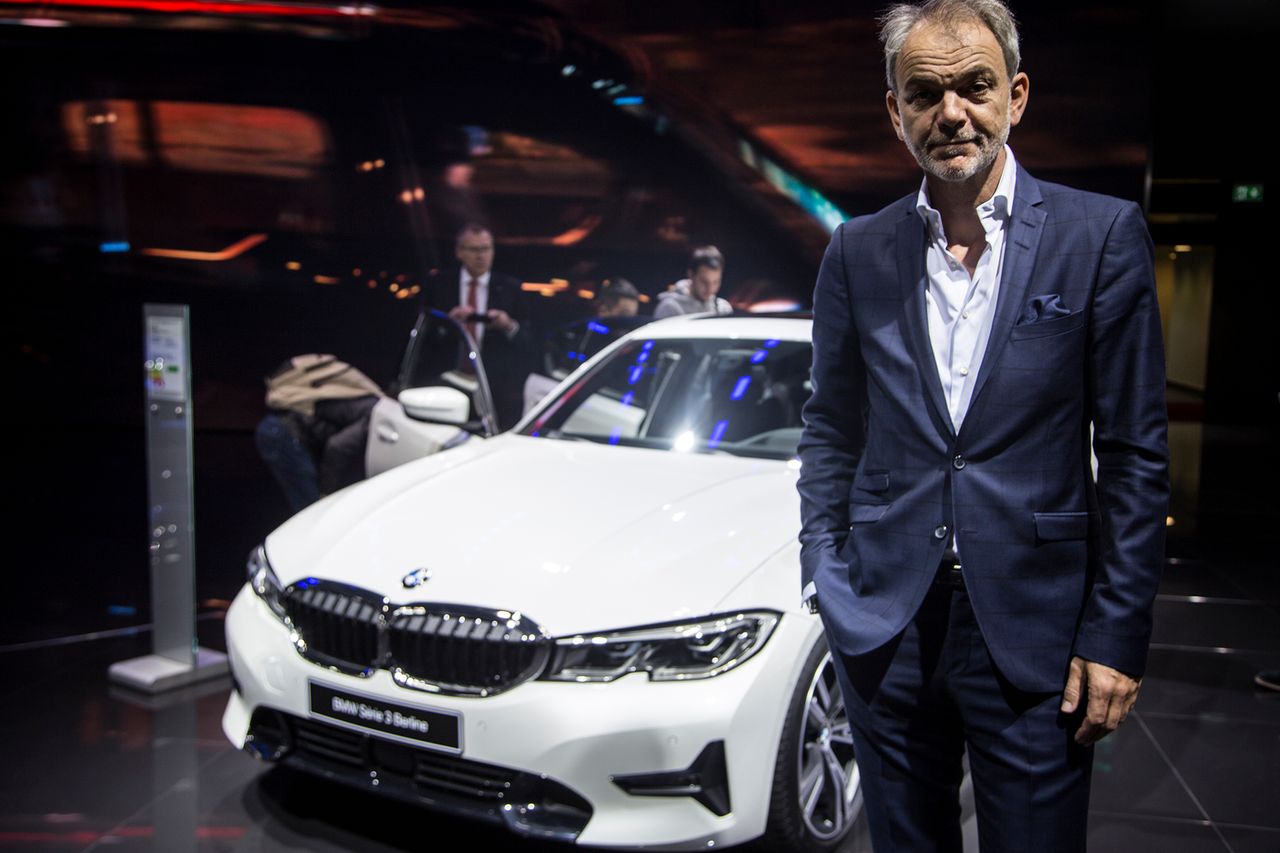 Adrian van Hooydonk ze swoim najnowszym dziełem: nowym BMW serii 3 (fot. Mateusz Żuchowski)