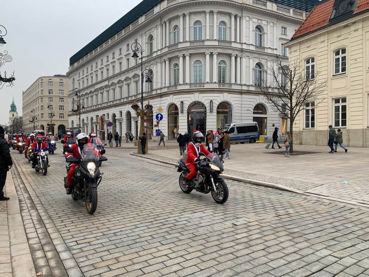 Mikołaje na motocyklach przejechali między innymi przez Warszawę
