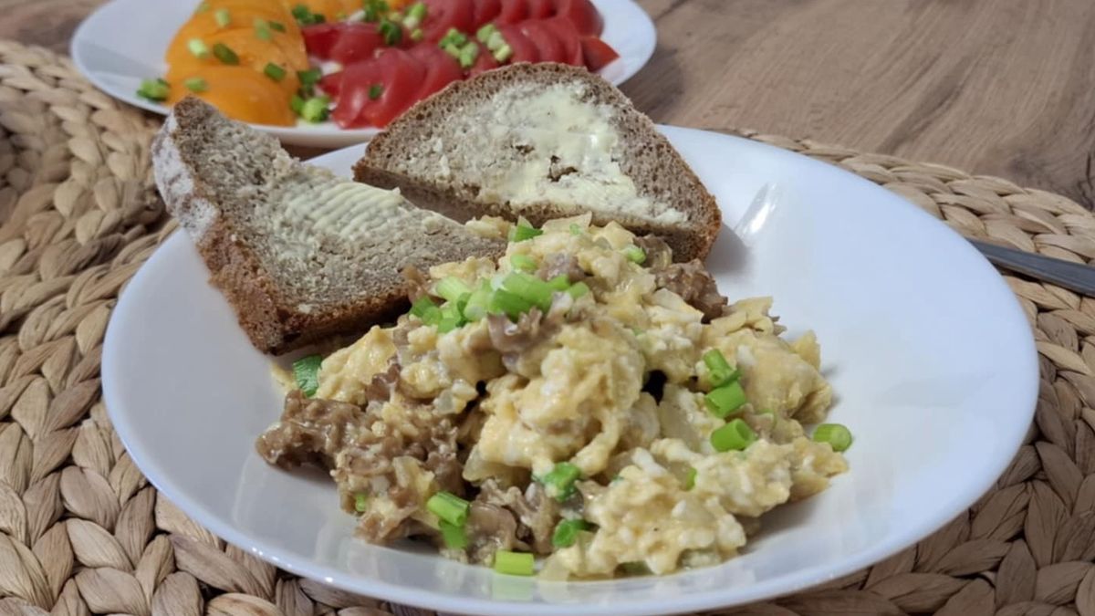 Jajecznica z siedzuniem sosnowym