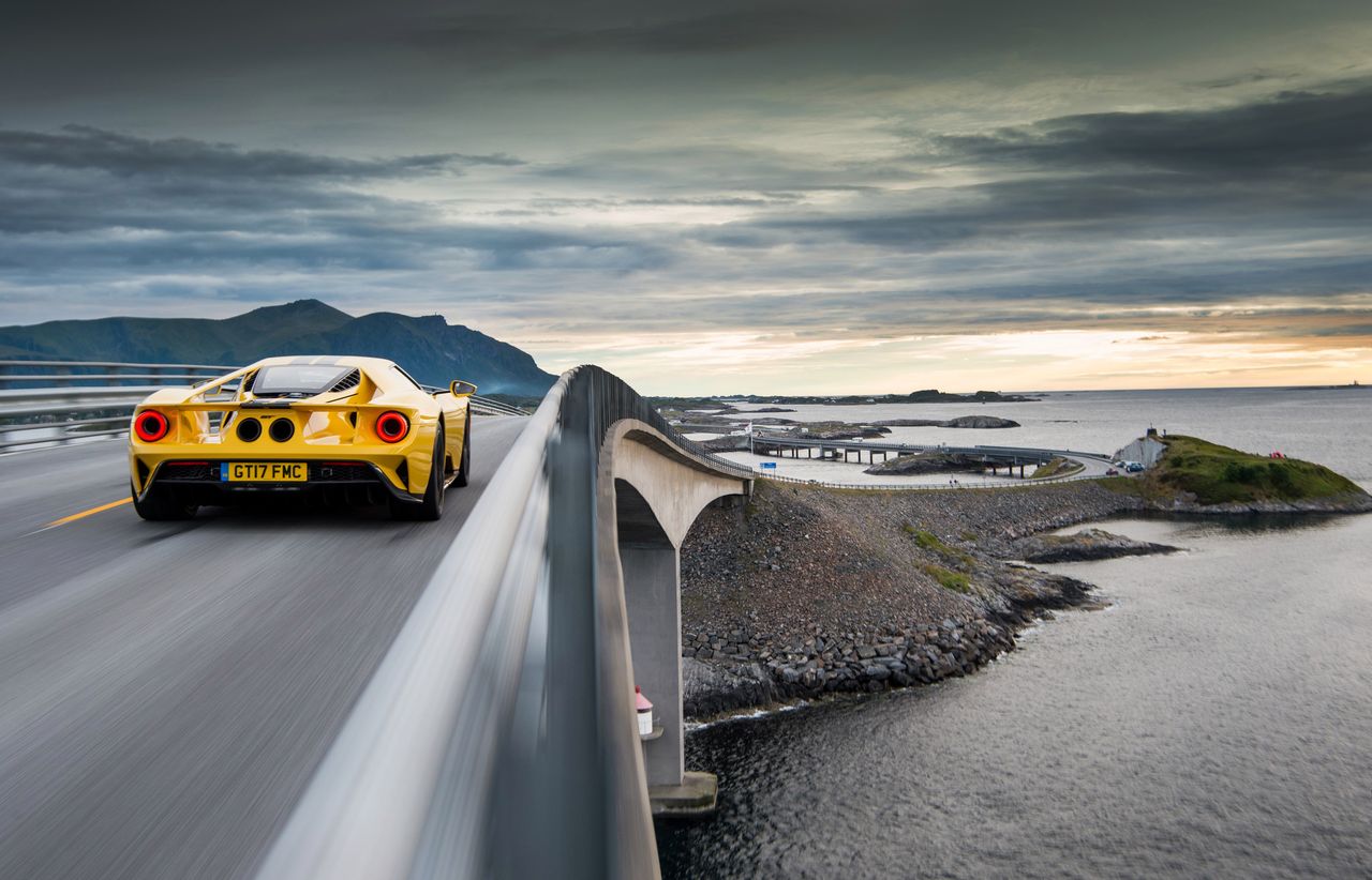 Ford GT na przepięknej Drodze Atlantyckiej. Widok robi wrażenie