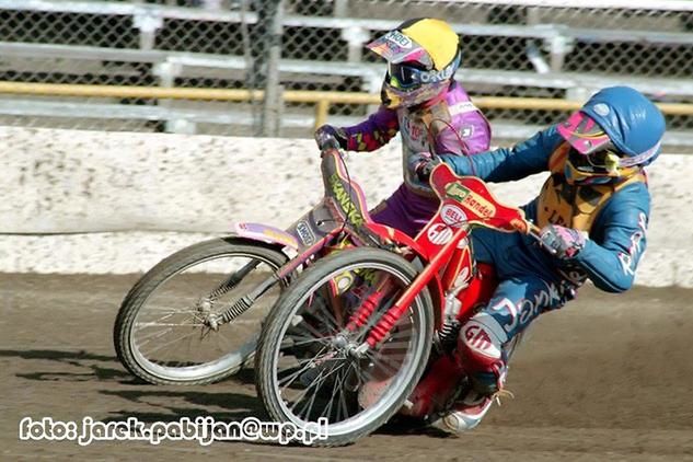 Roman Jankowski (kask niebieski) jest jedną z legend, które ścigały się w warszawskich barwach