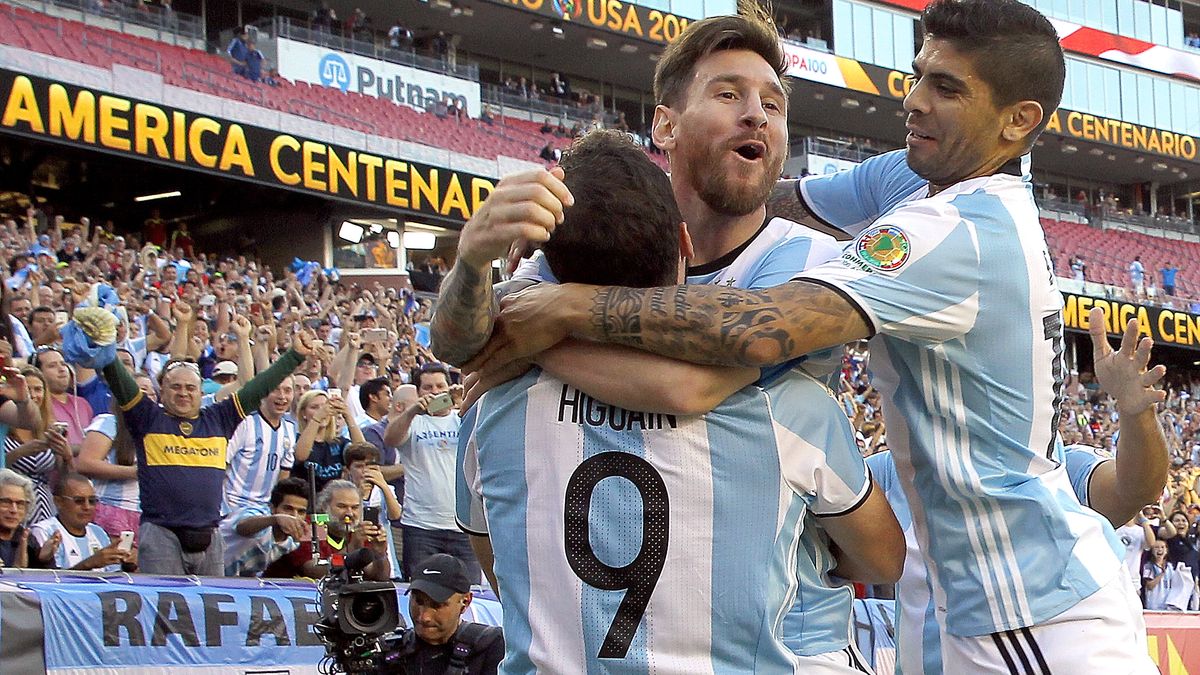 radość reprezentantów Argentyny W środku Lionel Messi