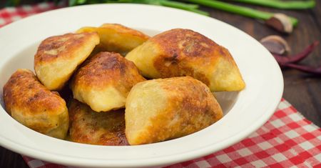 Zrób pyszne pierożki gyros na imprezę. Goście oszaleją z radości
