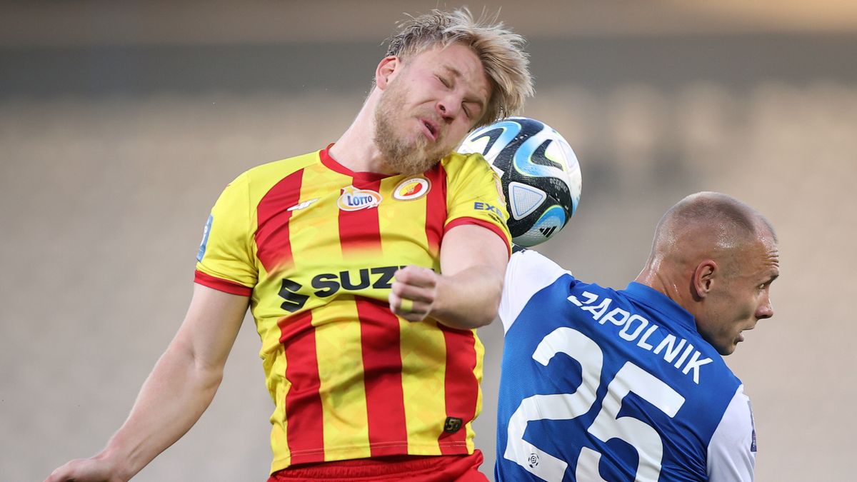 Zawodnik Puszczy Niepołomice Kamil Zapolnik (P) i Yoav Hofmeister (L) z Korony Kielce