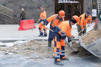 "Nie uciekną". Tak rosyjskie firmy zamawiają robotników