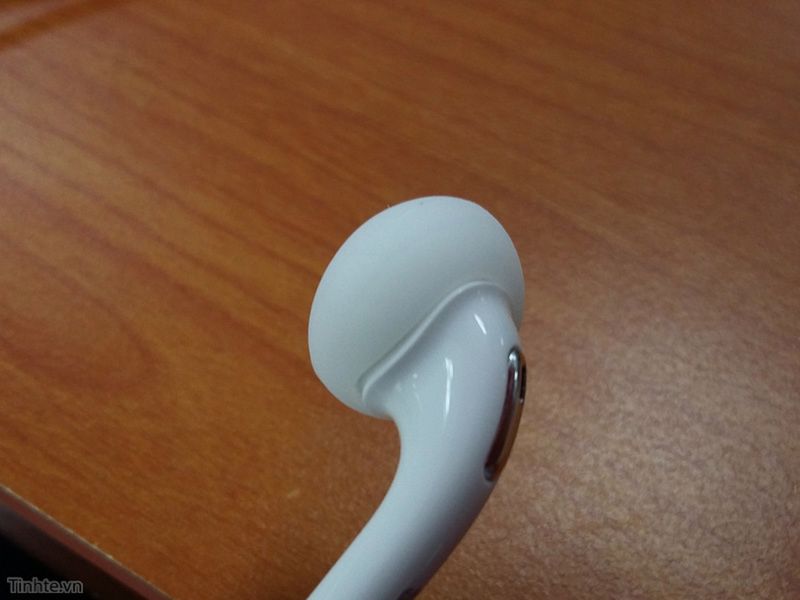 Samsung może mocno odświeżyć słuchawki dla Galaxy S6. Będą podobne do tych od iPhone'a? 13
