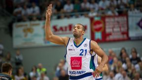 Nawet jak nie trafia, jest bardzo przydatny. Quinton Hosley był blisko triple-double