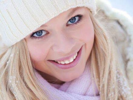 Ochrona skóry w chłodne dni. W co warto zaopatrzyć kosmetyczkę przed zimą?