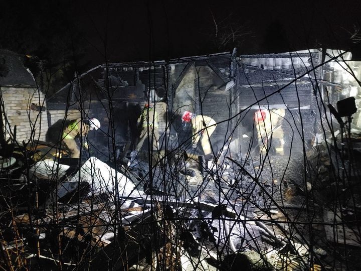 Tragedia w Szczytnie. Strażacy odkryli dwa ciała