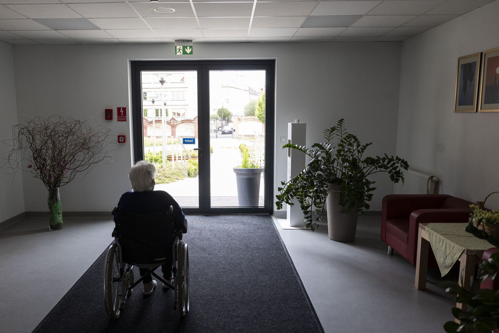 Pracownik ma prawo do 5 dni urlopu opiekuńczego, który może być wykorzystany na opiekę nad bliską osobą lub współmieszkańcem wymagającym wsparcia z powodu poważnych problemów zdrowotnych. Urlop ten jest bezpłatny i nie wpływa na wymiar urlopu wypoczynkowego ani na urlop na żądanie. Wniosek należy złożyć co najmniej jeden dzień wcześniej, a pracodawca nie ma prawa go odrzucić.