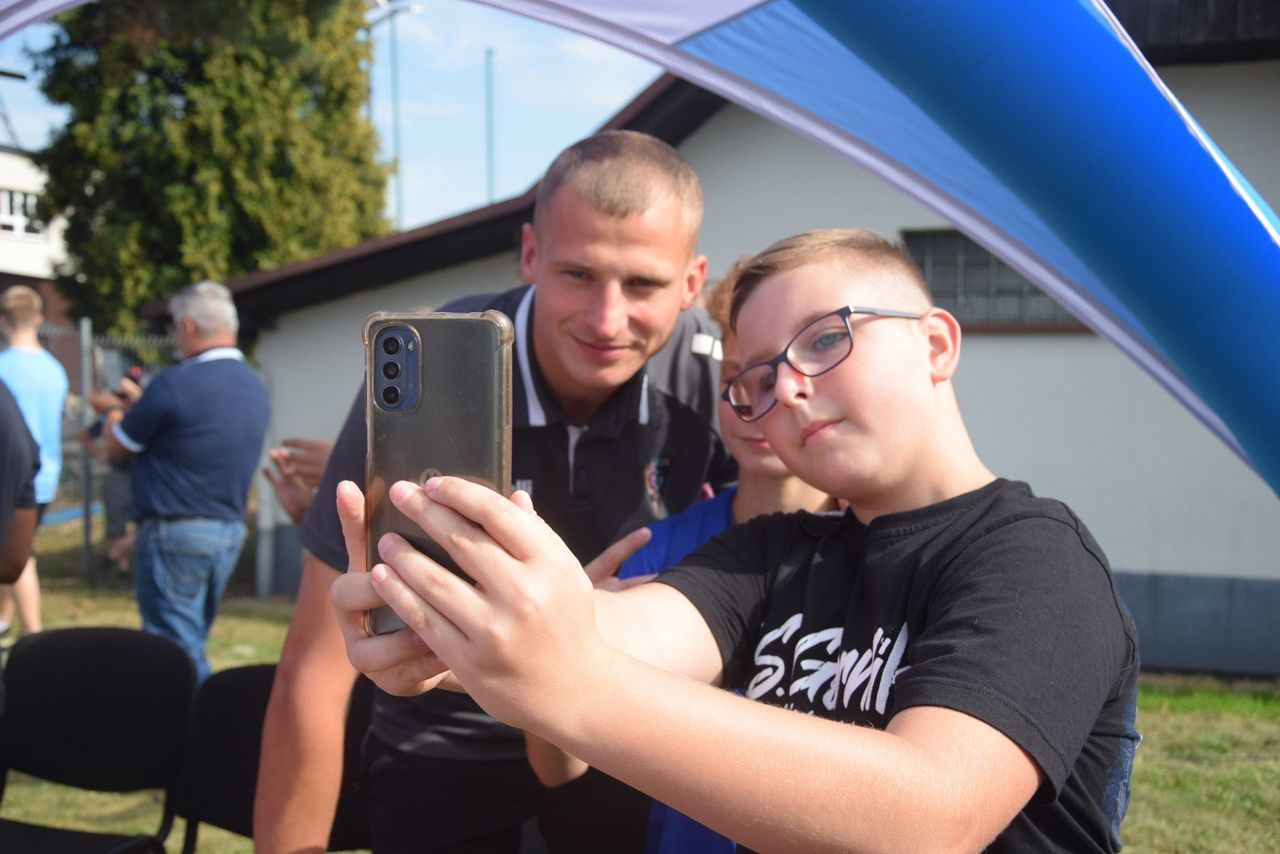 Czerwionka-Leszczyny: Piłkarze Górnika Zabrze przyjechali do miasta. Spotkali się z kibicami. Były zdjęcia i autografy