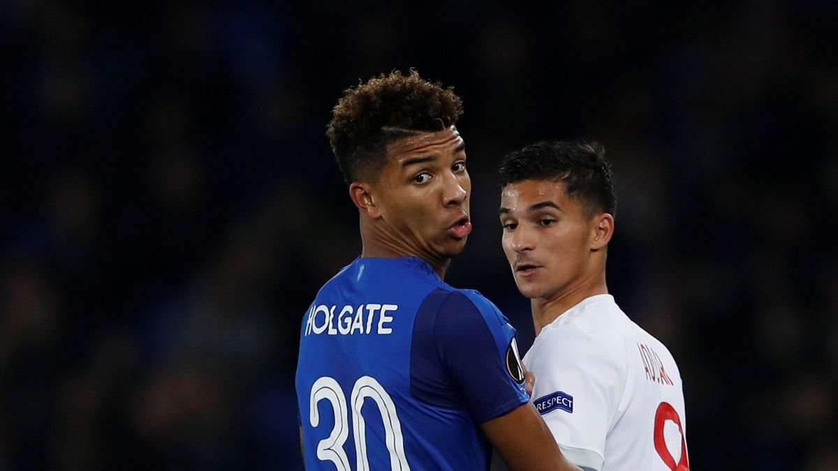 Mason Holgate (z lewej) i Houssem Aouar (z prawej)