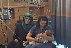 Żydowska pielęgniarka karmi dziecko palestyńskiej kobiety. Miłość matki nie zna wojen!