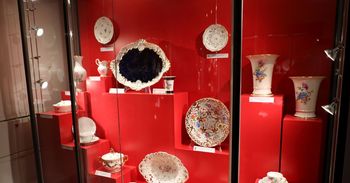 Kilkaset lat historii europejskiej porcelany zamknięte w gablotach szczecineckiego muzeum