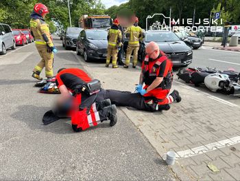 Warszawa: Zderzenie motocyklisty z dwoma autami na Pradze-Północ. Ranny kierowca jednośladu