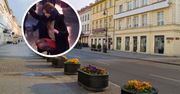 Zataczała się na ulicach Warszawy. Nagrali reakcję ludzi