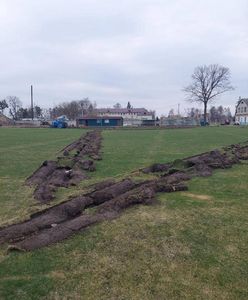 Rosyjskie wojska nie ustają w niszczeniu Ukrainy. Boisko z wyrytą literą "V"