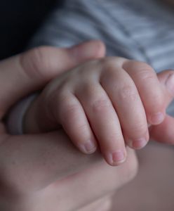 Rodzice maltretowali niemowlę. Przerażający akt oskarżenia w Toruniu
