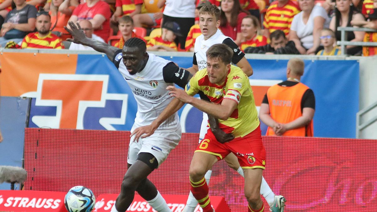 PAP / Artur Reszko / Na zdjęciu: Emile Thiakane (z lewej) w meczu z Jagiellonią Białystok