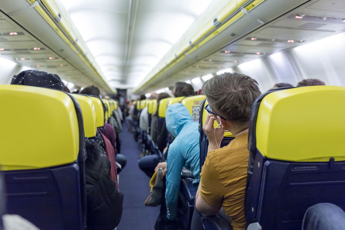 Podróż samolotem w czasie pandemii wymaga założenia maseczki. Nie wszystkim to się podoba