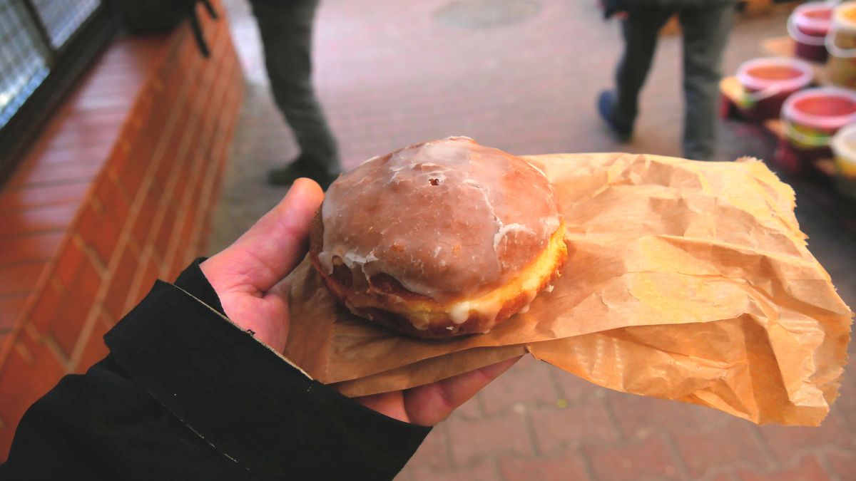 Mistrzostwa w jedzeniu pączków na czas. Zdj. ilustracyjne