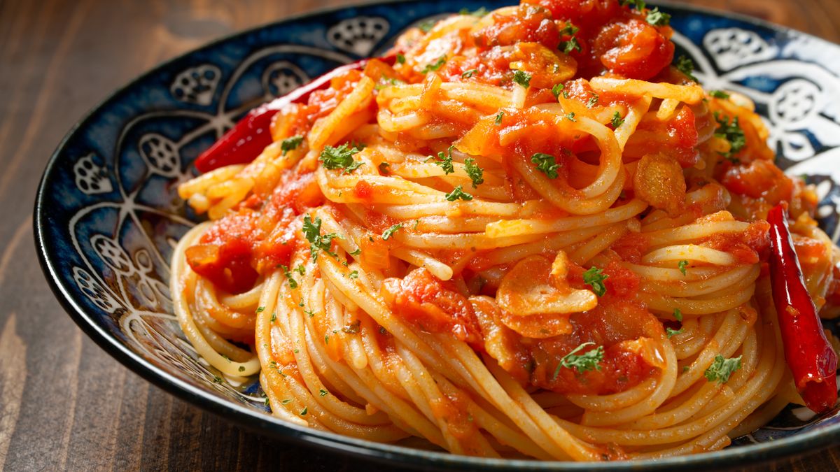 Makaron z sosem ze świeżych pomidorów zrobisz w 15 minut