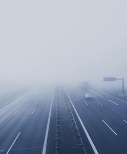 Zgniły wyż nad Polską. Mgły, szadź i trudne warunki dla kierowców