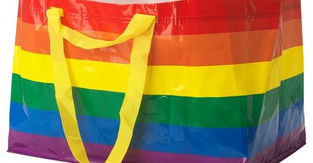 Kultowa tęczowa torba FRAKTA znów dostępna. Szwedzka marka przekaże dochód ze sprzedaży na szczytny cel