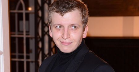 Maciej Musiałowski spędza niedzielę grillując. Zamiast kiełbasek czy karkówki, wybrał krewetki i szparagi